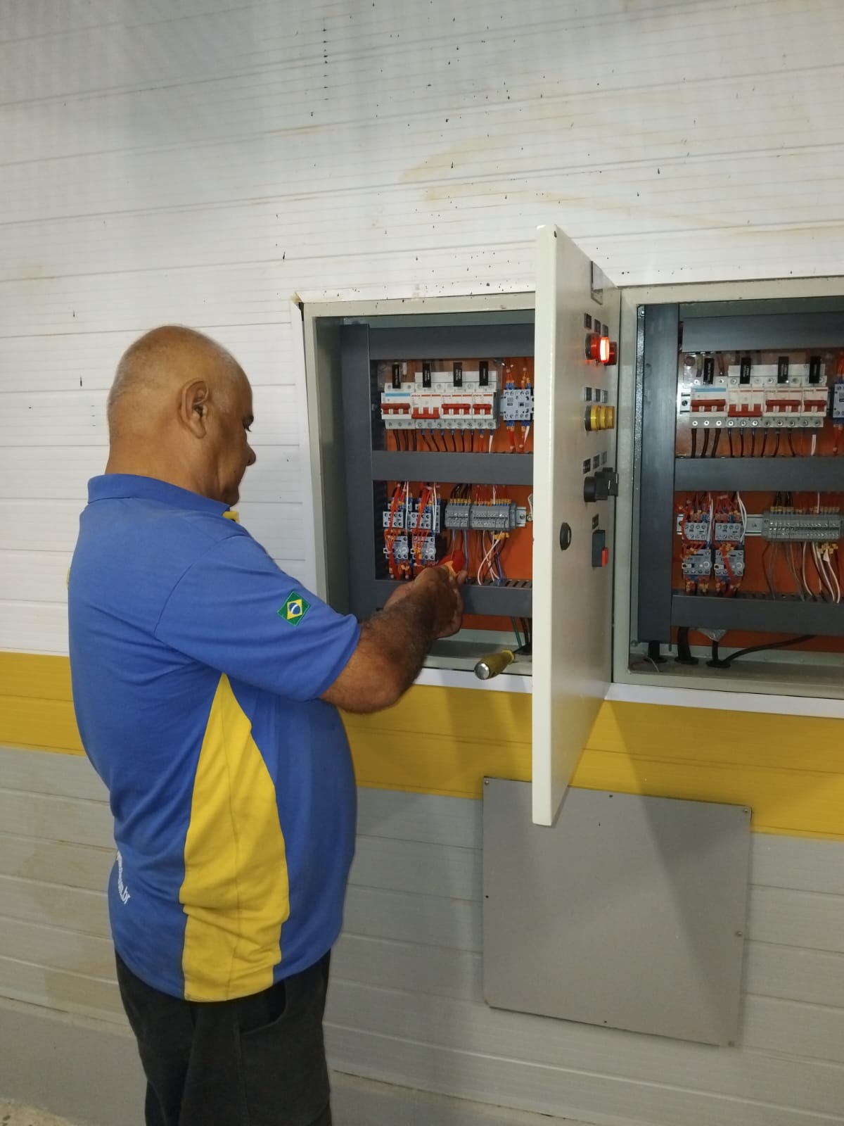 Técnico experiente da General trabalhando na parte elétrica de um quadro de comando de bombas